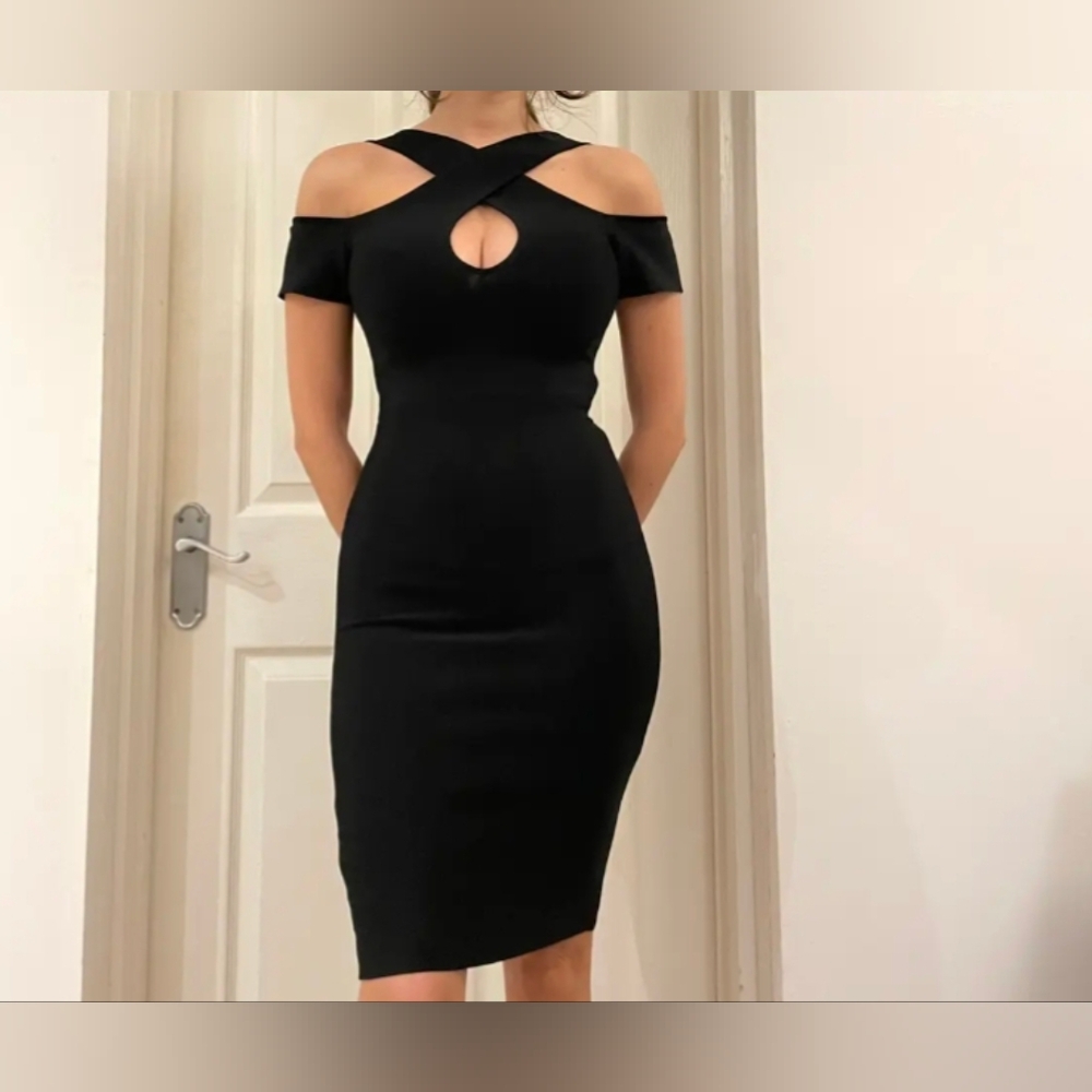 EUC Bcbgmaxazria Very Sexy , Sofisticated Black 🖤Off-Shoulder Dress Size Large